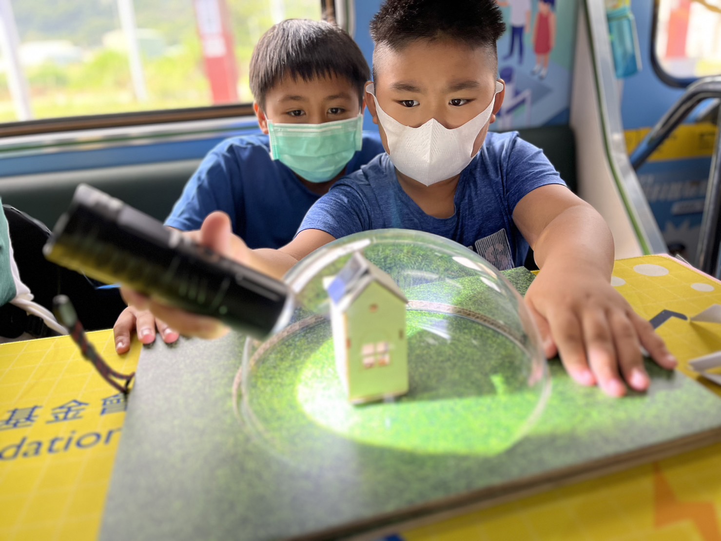 G22恒峰參與基礎科學主題車廂，以STEAM教學精神，設計「逐日科學家」、「太陽能工程師」以及「淨零建築師」三大能源科普課程和實驗